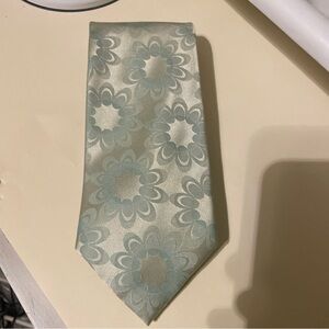 BCBG Attitude Tie in light green Floral great condition Silk Hand Sewn